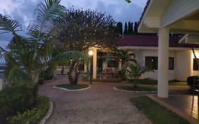 นิวแทรเวลบีชโฮเทลแอนด์รีสอร์ท